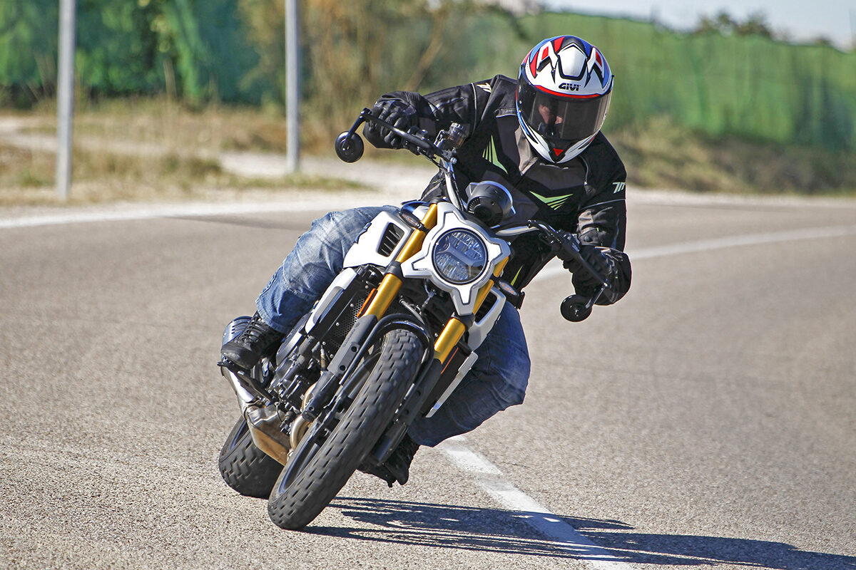 Prueba CF Moto 700 CL-X