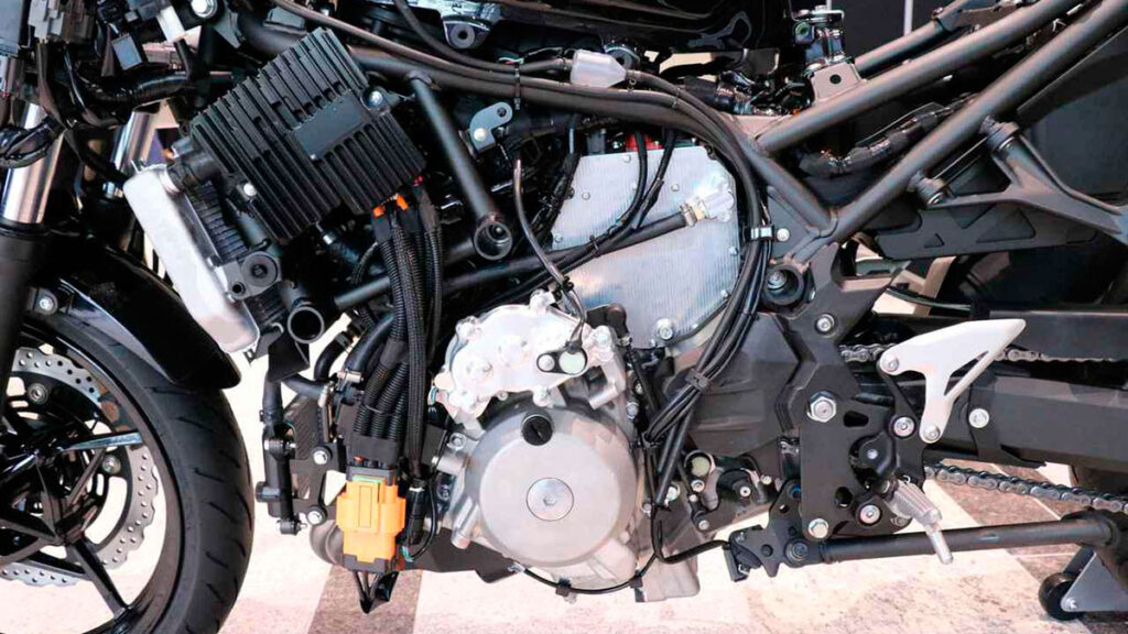 Kawasaki trabaja en una moto con un motor híbrido 13 kawasaki-modelo-hibrido