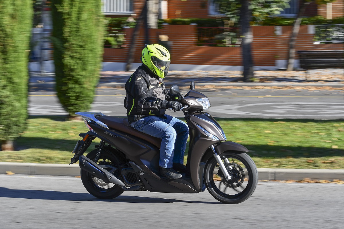 El scooter de rueda alta para el carnet de coche KYMCO People S 125 te regala la matrícula