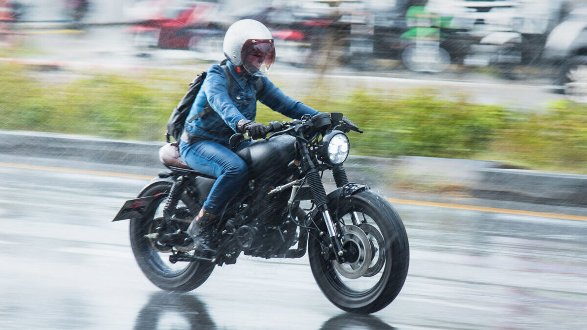 Moto con lluvia