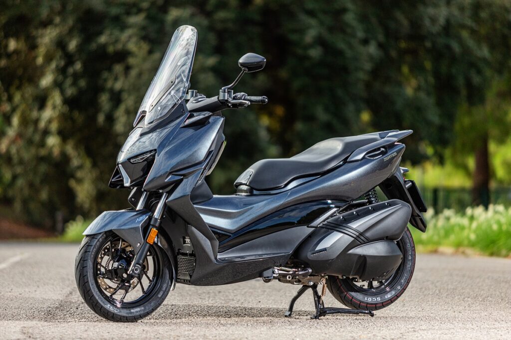 El scooter GT que viene a competir con los modelos japoneses 12 Zontes M310 10