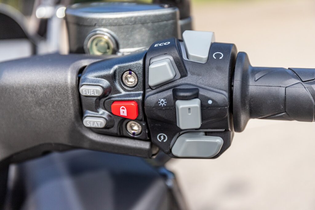 El scooter GT que viene a competir con los modelos japoneses 16 Zontes M310 13