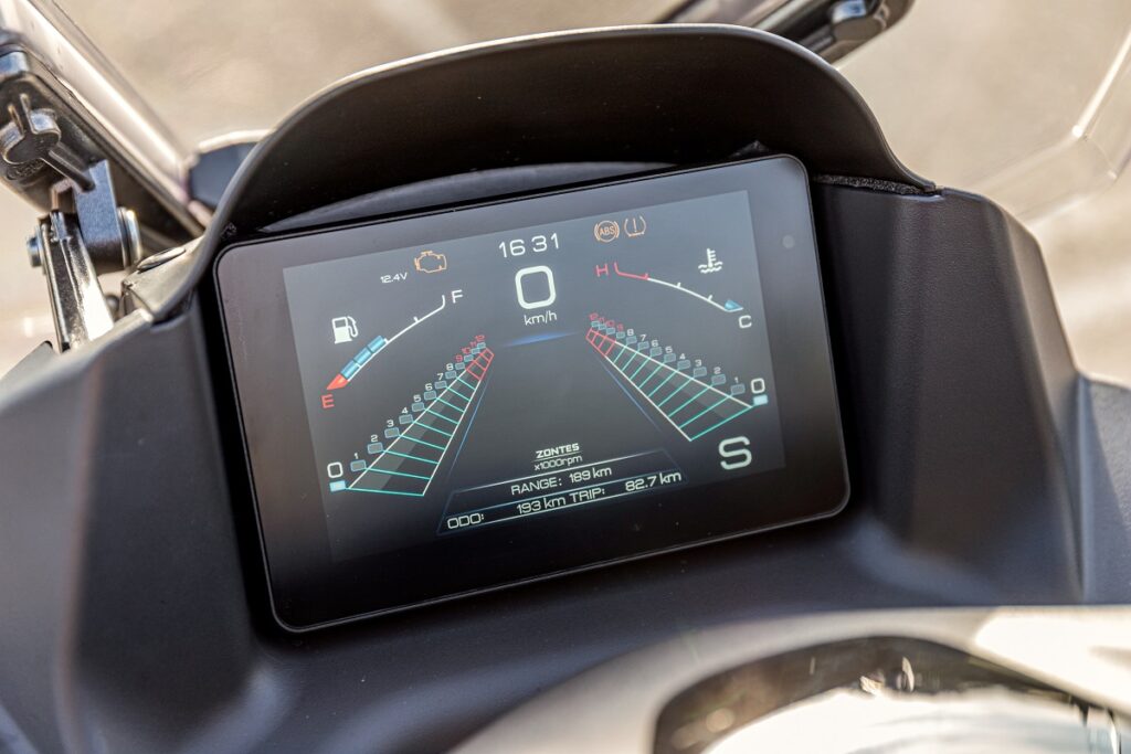 El scooter GT que viene a competir con los modelos japoneses 13 Zontes M310 8