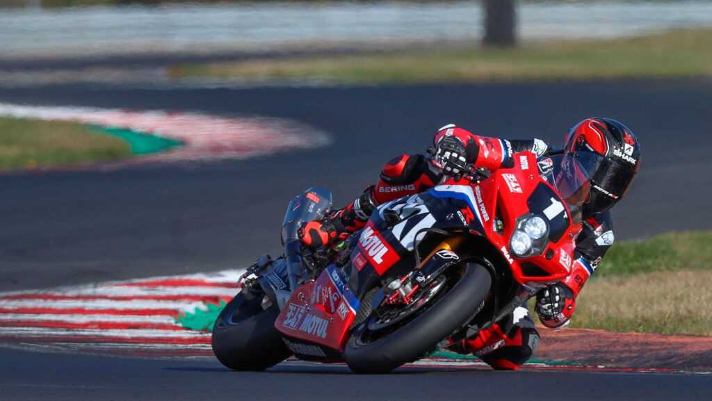 Duelo fratricida: Suzuki GSX-R1000 de competición contra una Hayabusa modificada en una carrera de aceleración 9 suzuki-victoria-mundial-resistencia-2021