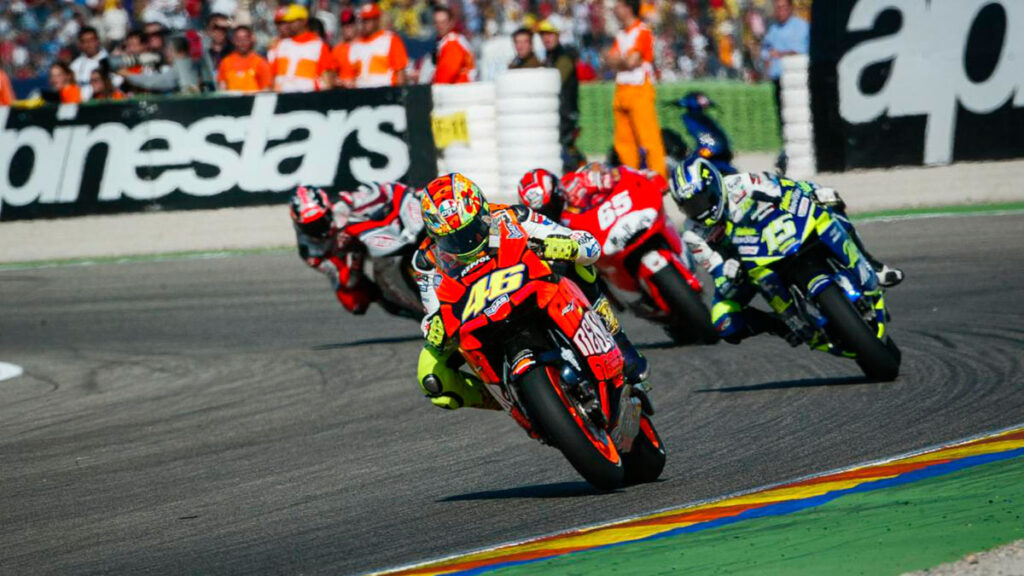 Repaso de todos los objetos de Valentino Rossi que marcaron una época: cascos, monos, pegatinas y mucho más 13 46 rossi 252