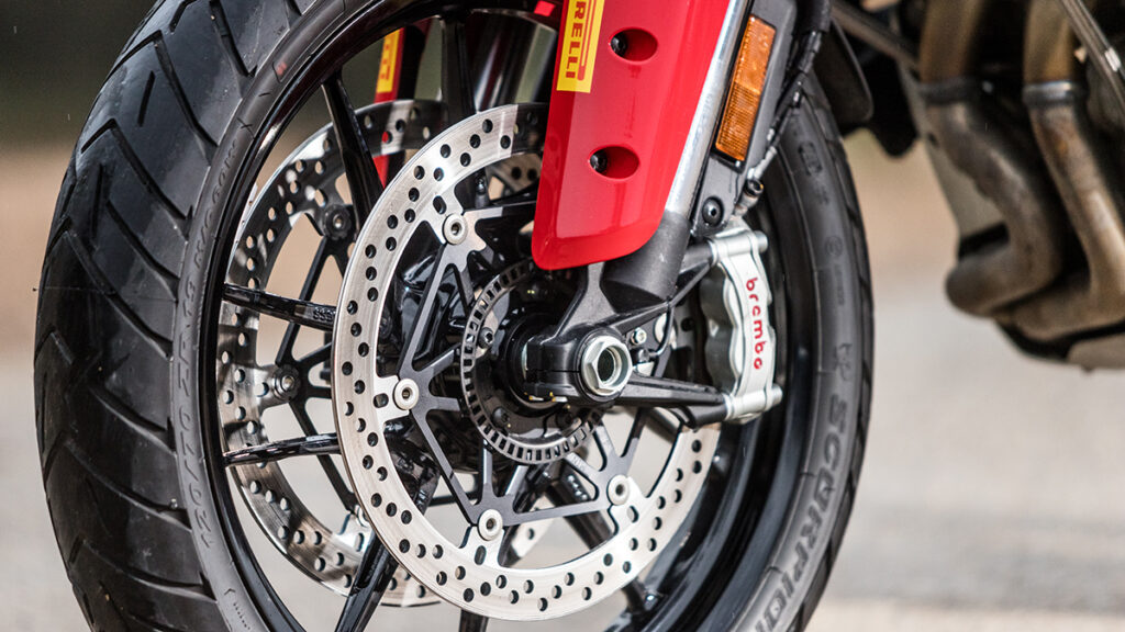 Por qué comprarse una moto nueva en invierno es una buena idea 12 ABS de moto