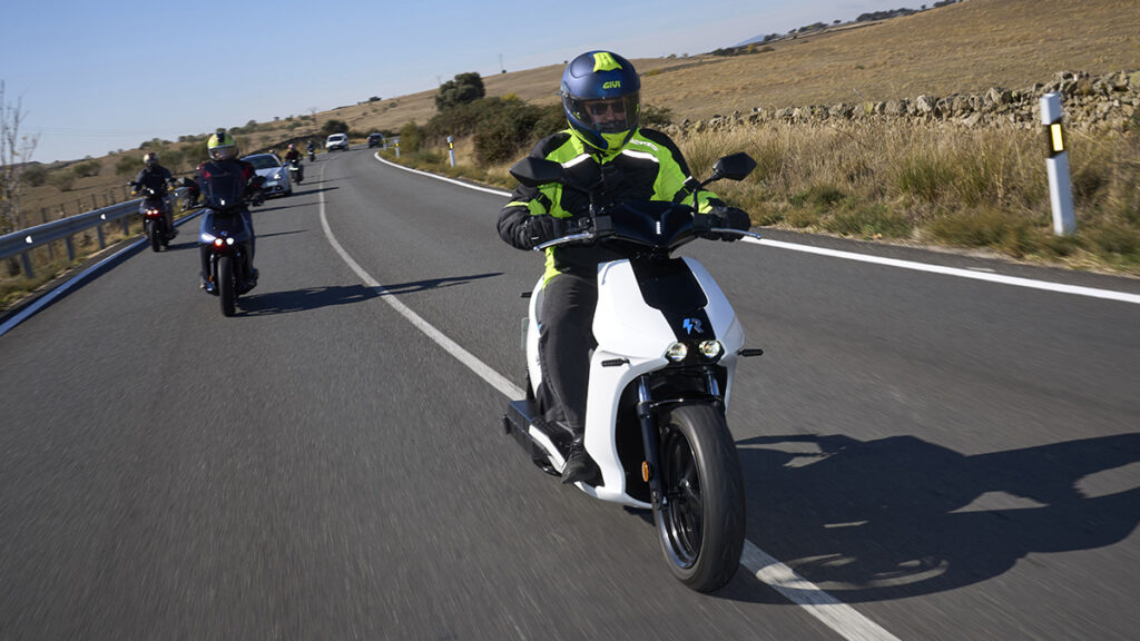 El scooter eléctrico Ray 7.7 ya se deja ver por Europa 4 Contacto Ray 7.7