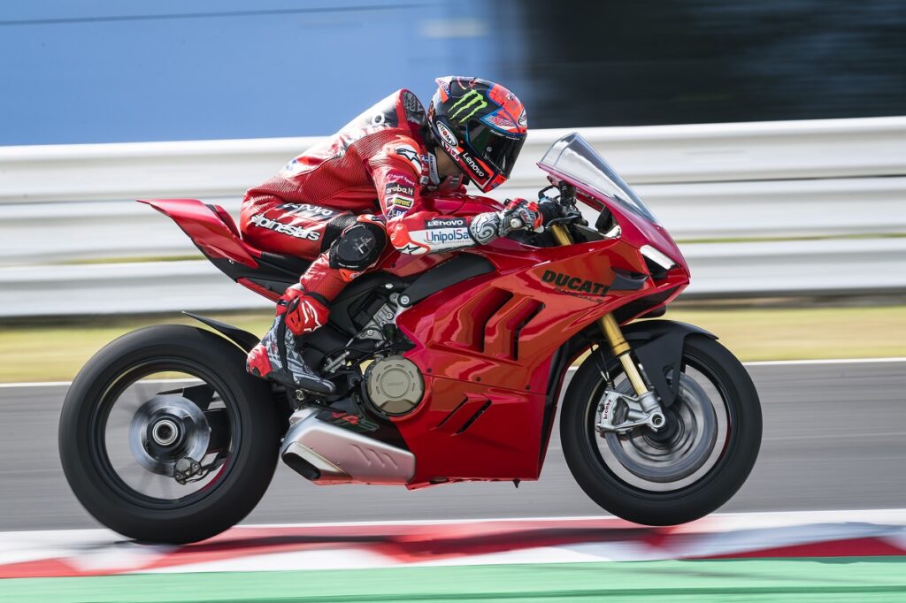 Ducati PanigaleV4S accion bagnaia aceleracion