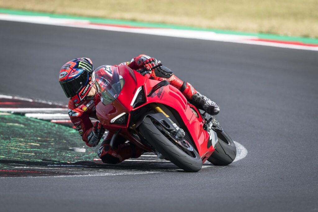 Ducati PanigaleV4S accion bagnaia curva