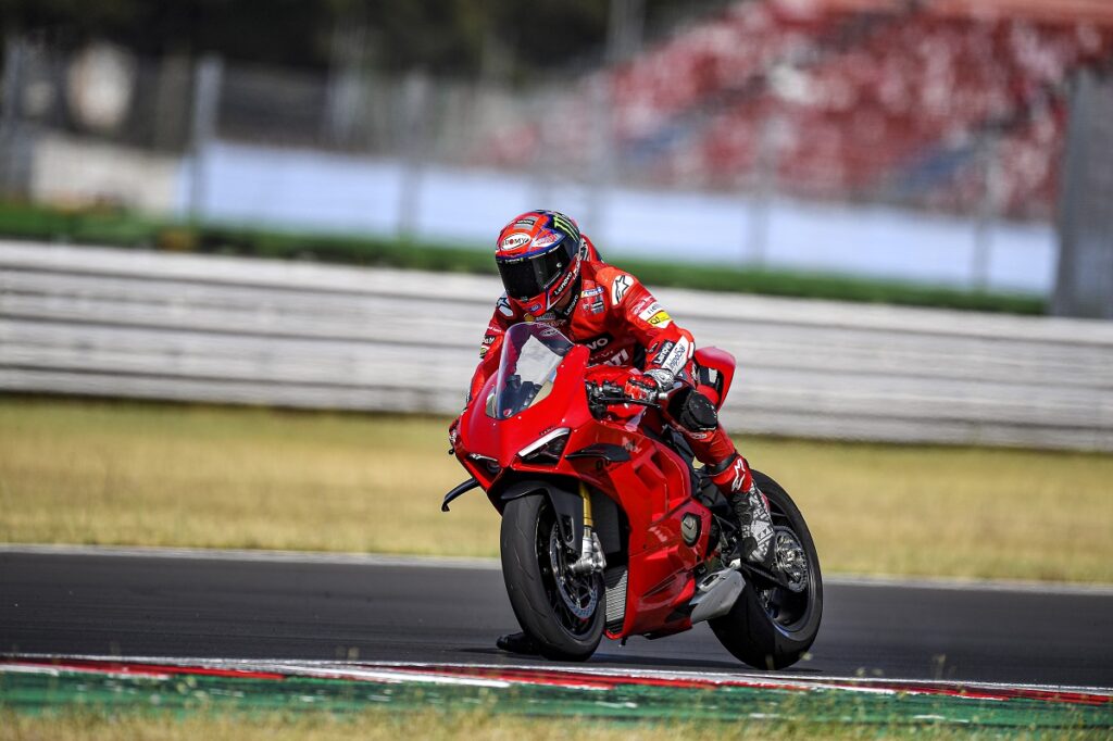 Ducati PanigaleV4S accion bagnaia frenada