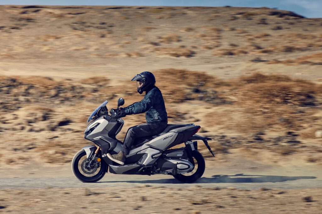 Honda ADV350: el hermano menor del X-ADV 10 HONDA ADV350 accion izquierda