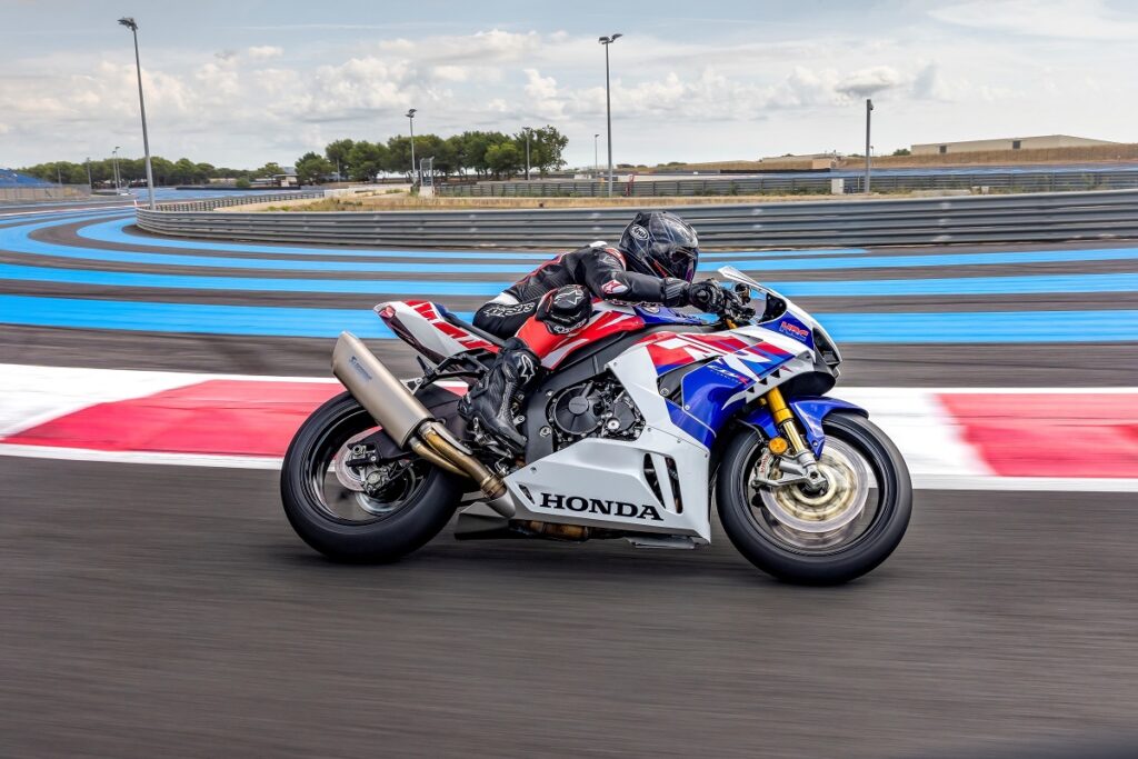 Honda CBR1000RR-R Fireblade, Fireblade SP y SP 30 Aniversario: tres décadas de experiencia 11 HONDA CBR1000RR R FIREBLADE SP 30TH aniversario accion