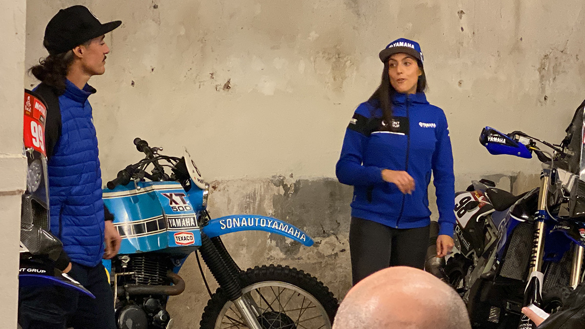 Sara García y Javi Vega presentan sus nuevas motos para el Dakar 2022