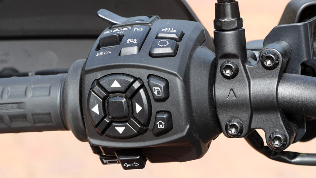 Por qué comprarse una moto nueva en invierno es una buena idea 11 Mandos de controles elctrónicos