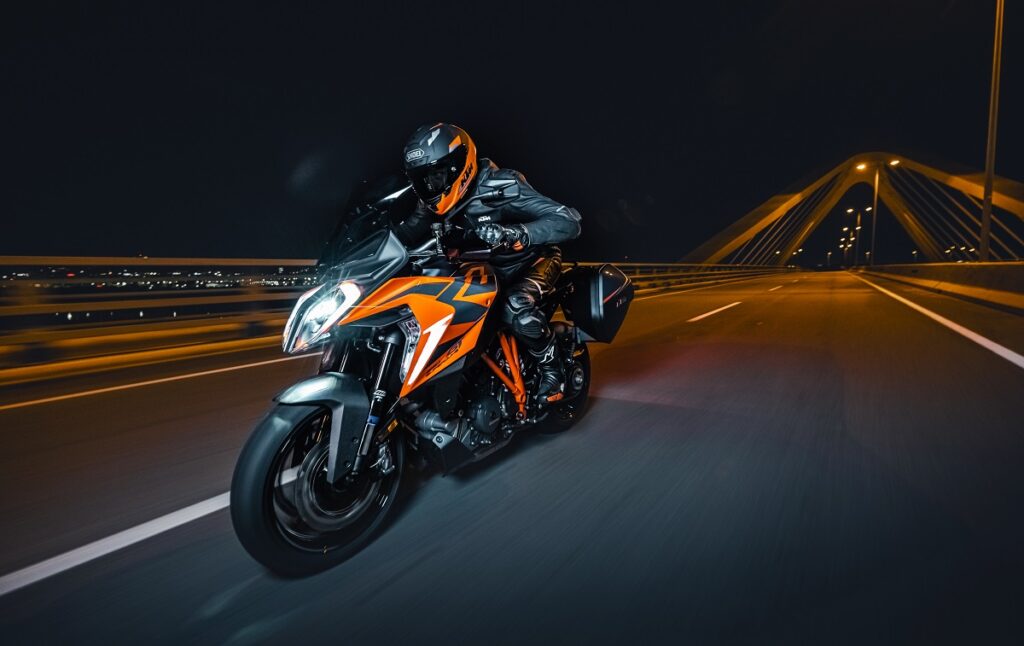 KTM 1290 Super Duke GT: una viajera muy poderosa y conectada 11 KTM 1290 SUPER DUKE GT accion izquierda