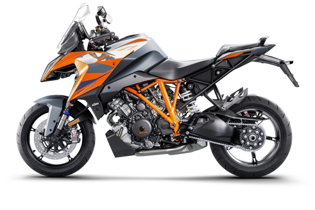 KTM 1290 Super Duke GT: una viajera muy poderosa y conectada 10 KTM 1290 SUPER DUKE GT estudio izquierda
