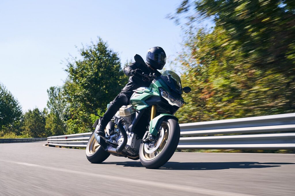 Moto Guzzi V100 Mandello: el futuro de la firma del águila ya está aquí 11 Moto Guzzi V100 Mandello action
