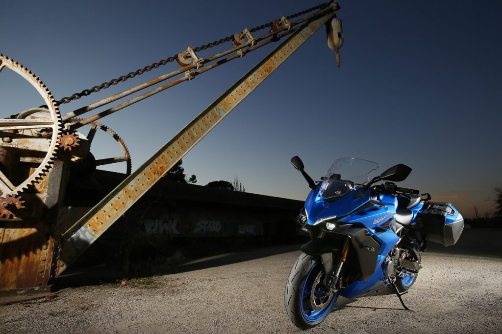 ¿Y si lo que necesitas realmente no es una trail? 7 Suzuki GSX S1000GT