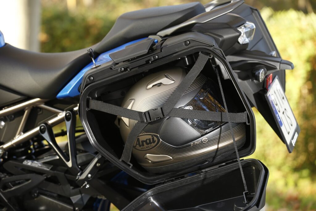 ¿Y si lo que necesitas realmente no es una trail? 11 Suzuki GSX S1000 GT 13