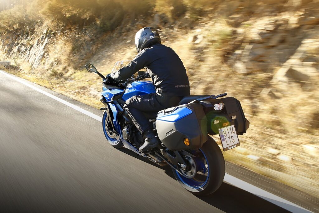 ¿Y si lo que necesitas realmente no es una trail? 15 Suzuki GSX S1000 GT 2