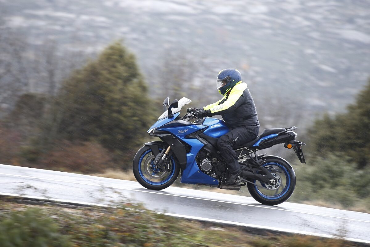 ¿Y si lo que necesitas realmente no es una trail? 1 Suzuki_GSX-S1000_GT
