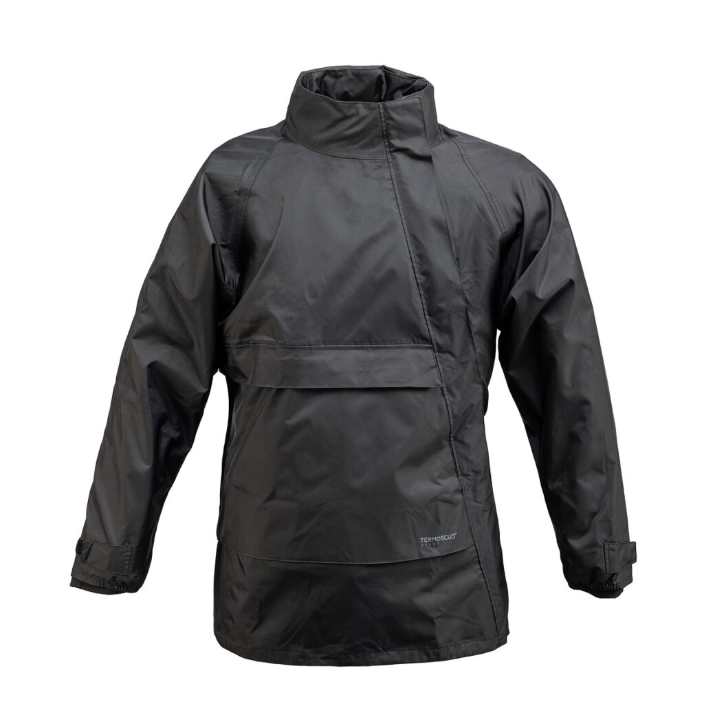 Chubasquero para moto Tucano Tucanorak, el complemento perfecto para la manta Termoscud 13 TucanoUrbano TUCANORAK frontal estudio