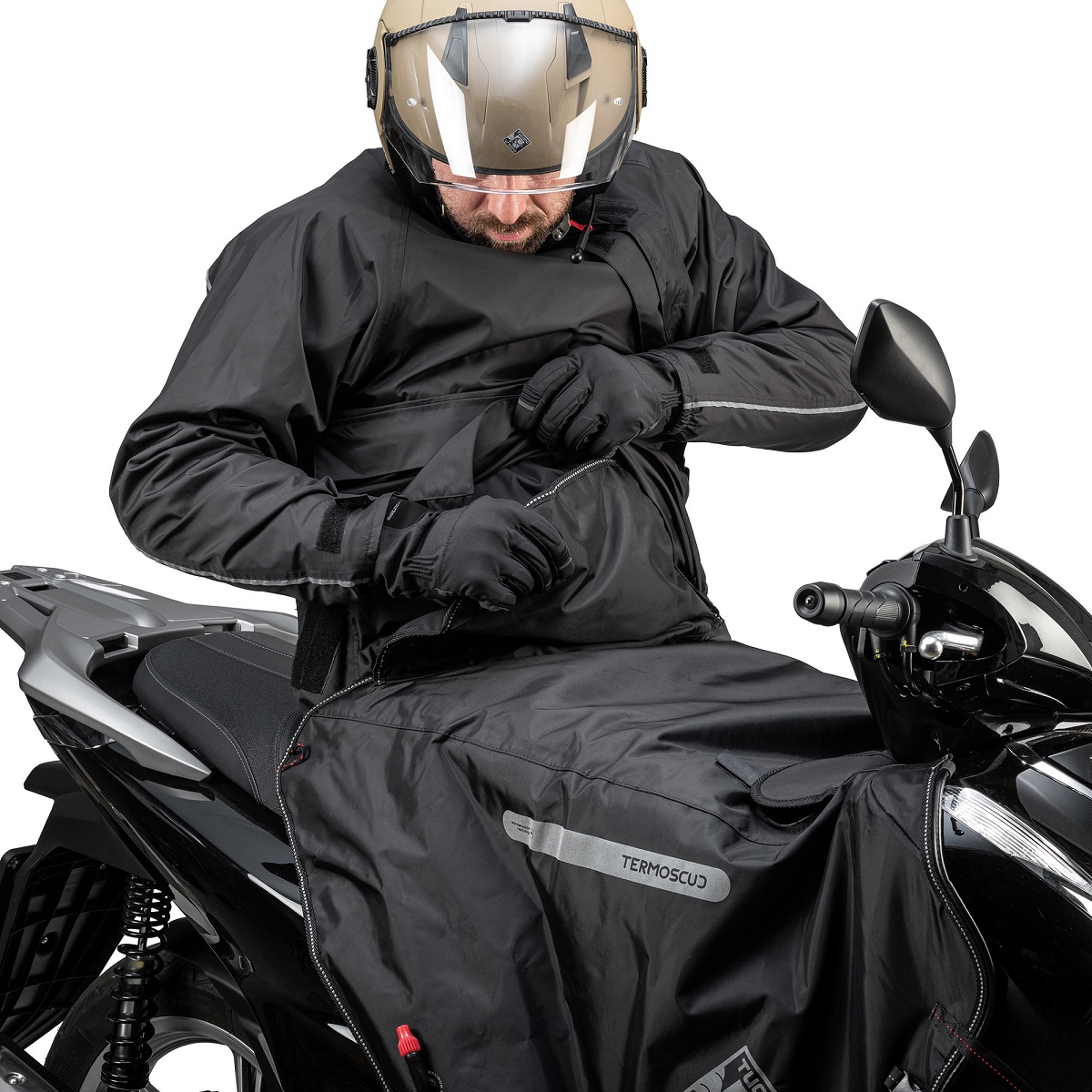 Chubasquero para moto Tucano Tucanorak, el complemento perfecto para la manta Termoscud 7 Lluvia en moto