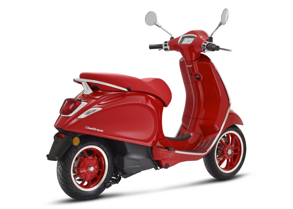 Vespa Elettrica RED estudio tras der