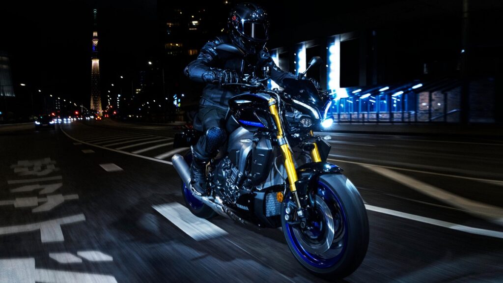 Yamaha MT-10 y MT-10 SP: más oscura que nunca 11 Yamaha MT10SP accion derecha