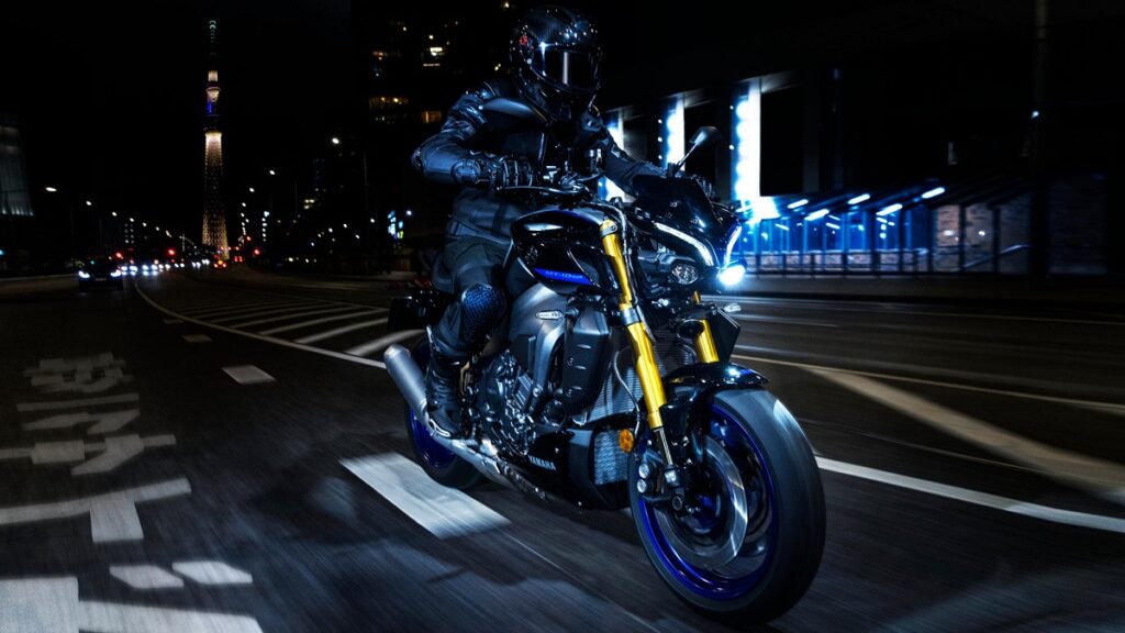 Yamaha MT10SP accion derecha