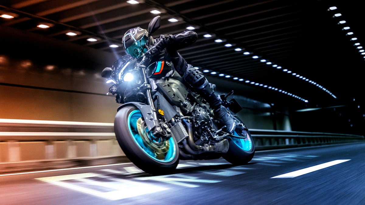 Yamaha MT10 accion izquierda