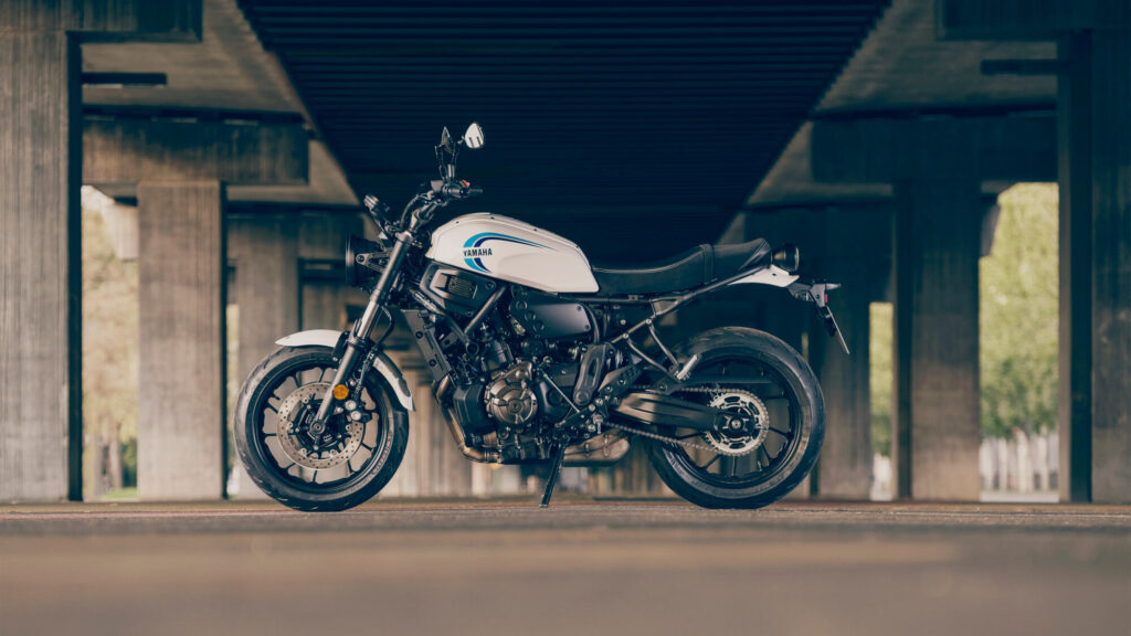 Yamaha XSR700 y XSR700 XTribute: nuevo giro en la saga Faster Sons 9 Yamaha XS700 location lateral izqu