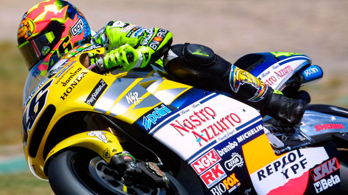 Repaso de todos los objetos de Valentino Rossi que marcaron una época: cascos, monos, pegatinas y mucho más 1 rossi-cascos-monos-disenos