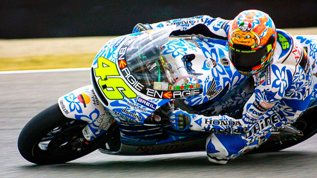 Repaso de todos los objetos de Valentino Rossi que marcaron una época: cascos, monos, pegatinas y mucho más 12 mug200.gallery full top lg