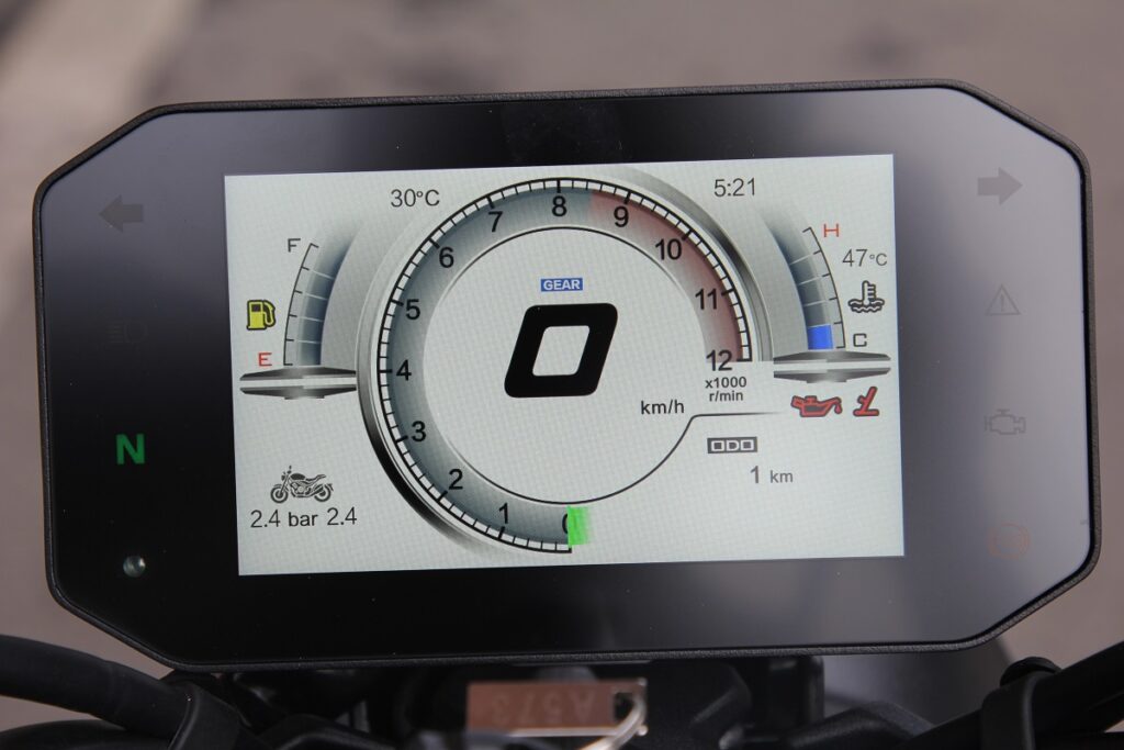 Voge 500AC: neo retro con músculo 8 voge 500 AC TFT