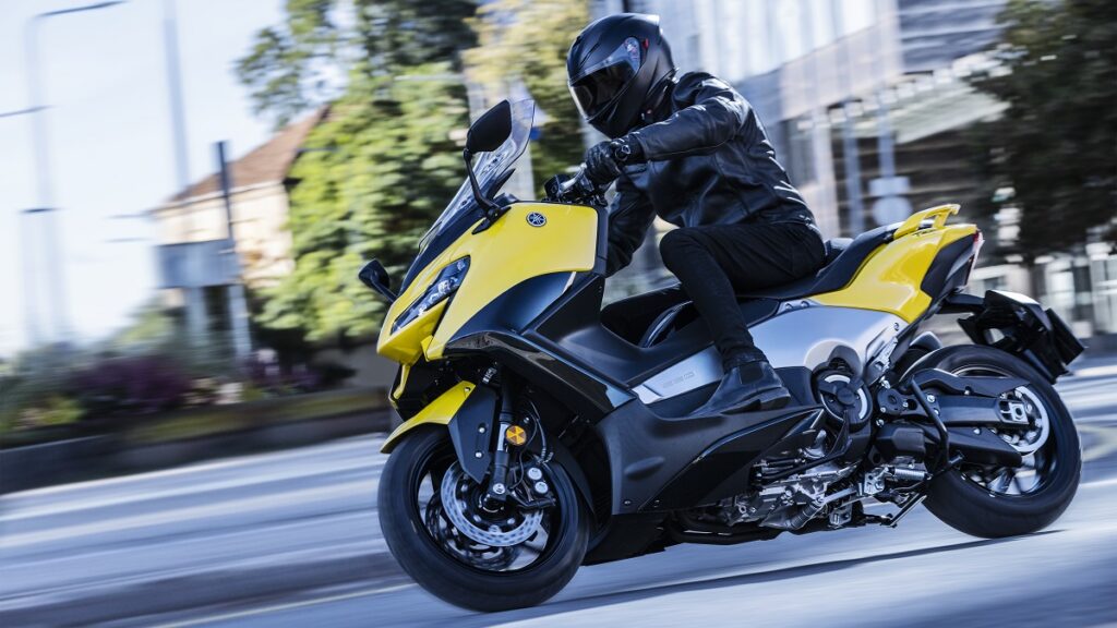 Así es el maxiscooter de referencia en el mercado, renovado para 2022 13 yamaha TMAX 2022 accion izq