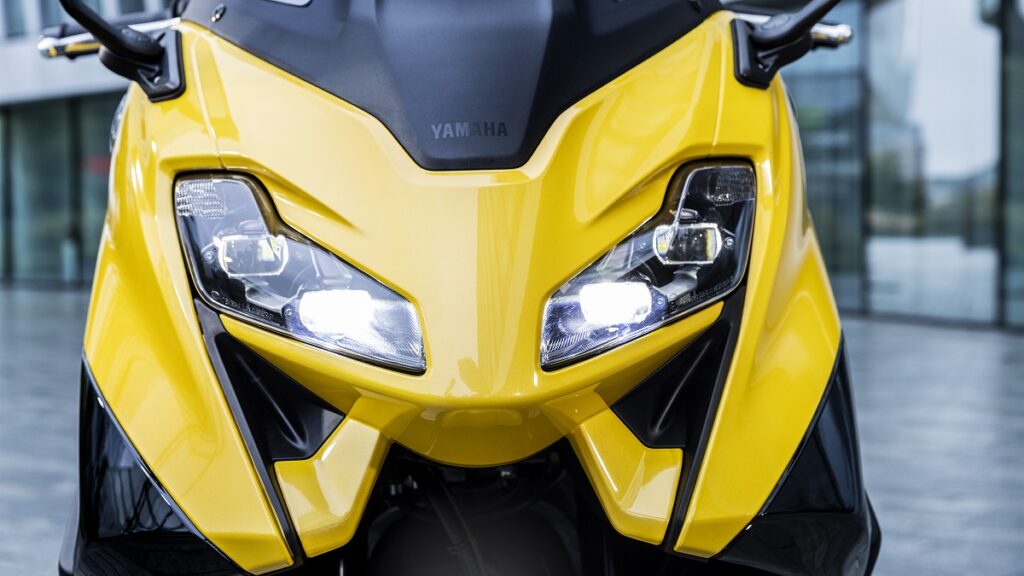 Así es el maxiscooter de referencia en el mercado, renovado para 2022 11 yamaha TMAX 2022 frontal