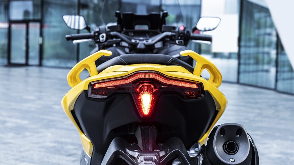 Así es el maxiscooter de referencia en el mercado, renovado para 2022 12 yamaha TMAX 2022 trasera