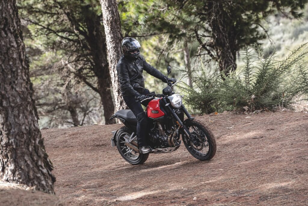 ¿Es una naked?, ¿Es una retro?, ¿Es una trail? Es todo eso a la vez y, además, para el carné A2 19 Macbor Eight Mile 500 STR SCR