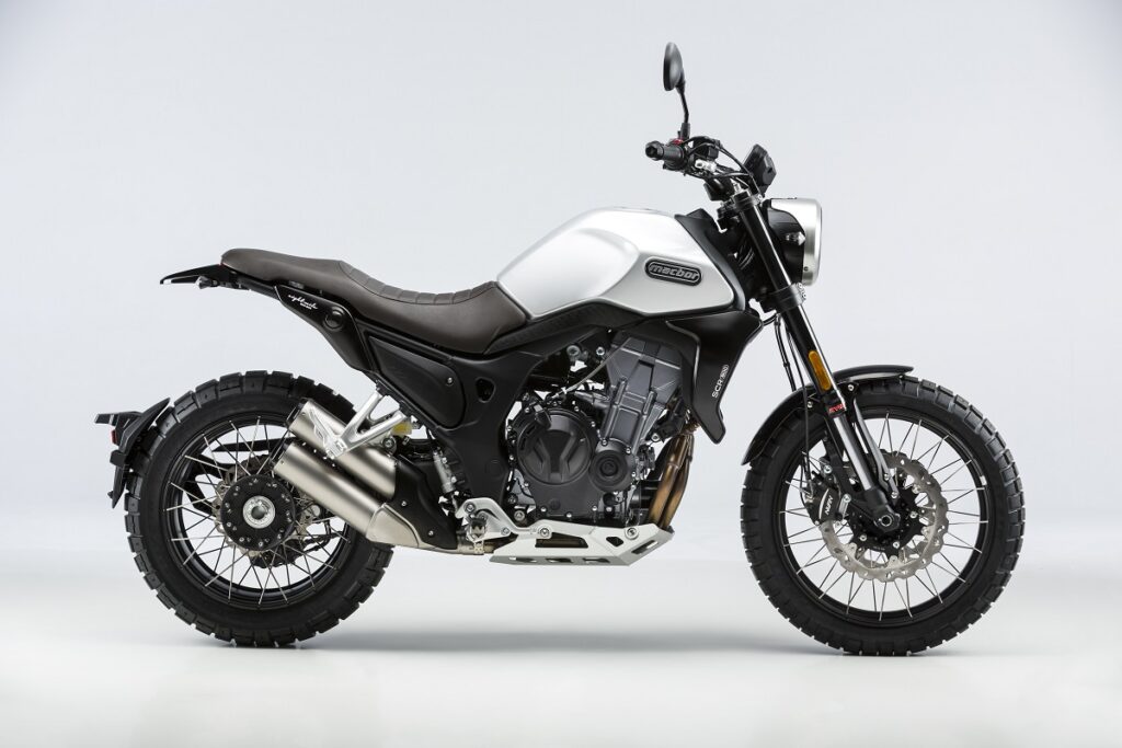 ¿Es una naked?, ¿Es una retro?, ¿Es una trail? Es todo eso a la vez y, además, para el carné A2 12 Macbor Eight Mille 500 Scrambler
