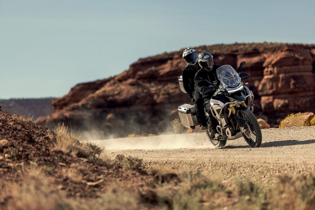 Motos trail: la maxitrail británica más capaz y polivalente que nunca 14 Tiger 1200 Rally Explorer accion duo derecha
