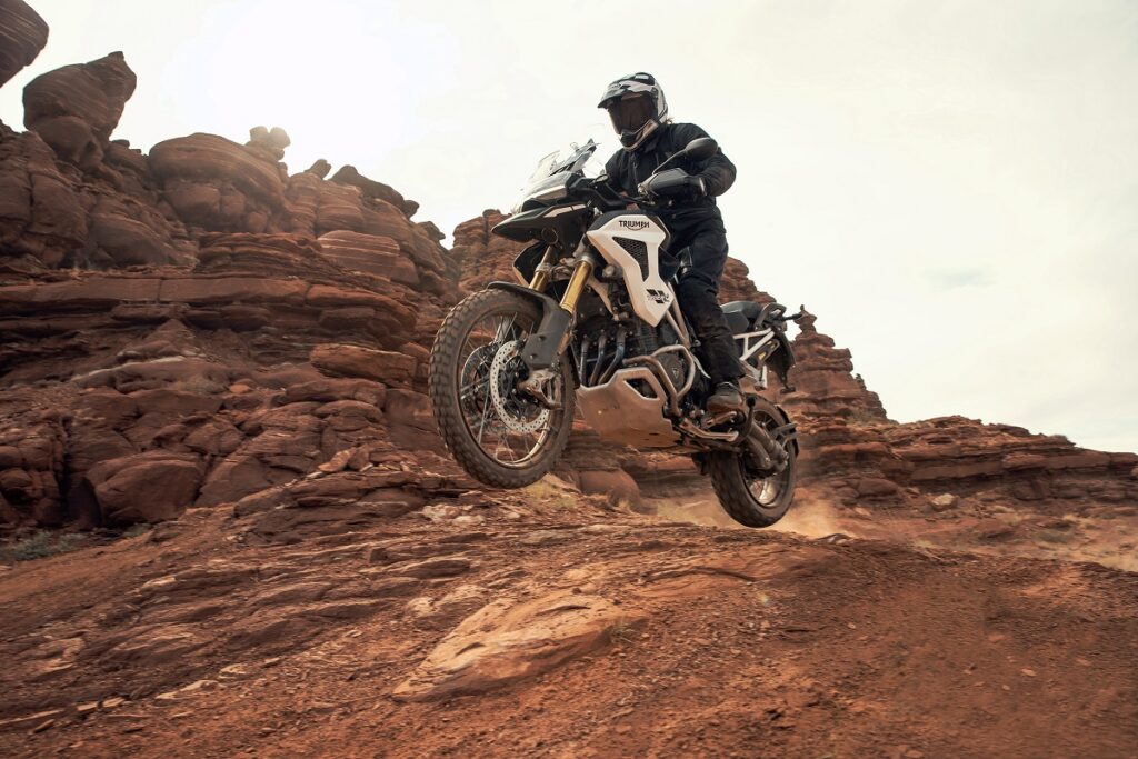 Motos trail: la maxitrail británica más capaz y polivalente que nunca 15 Tiger 1200 Rally Pro accion salto izquierda