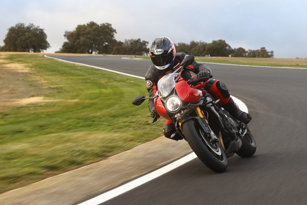 Prueba Triumph Speed Triple 1200 RR: Excelencia electrónica 18 Triumph Speed Triple 1200 RS 9