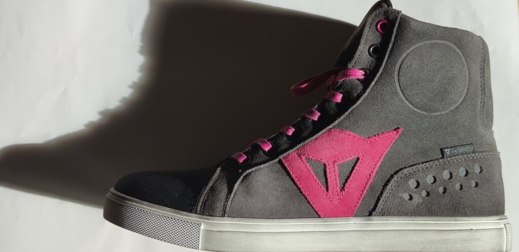 Cómo elegir las mejores botas de moto para el invierno 14 bota cana corta sombra 1