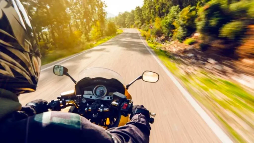 Conducir en moto por carretera: cómo aprovechar el asfalto de forma segura 12 conduccion moto carretera accion tras