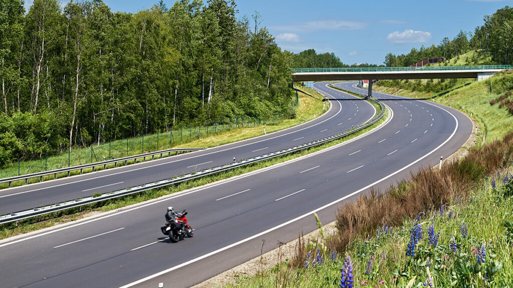 Conducir en moto por carretera: cómo aprovechar el asfalto de forma segura 10 conduccion moto carretera autopista
