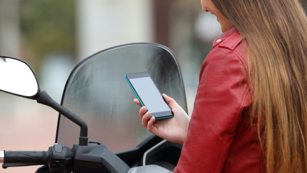 ¿Por qué elegir un seguro de accidentes? Asegura tu tranquilidad 11 conductora_moto