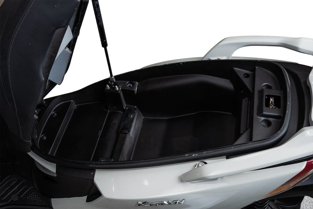 KYMCO X-town CT 125: nuevo scooter GT para carnet de coche, pronto en España 8 kymco x town ct 125 estudio detalle hueco asiento