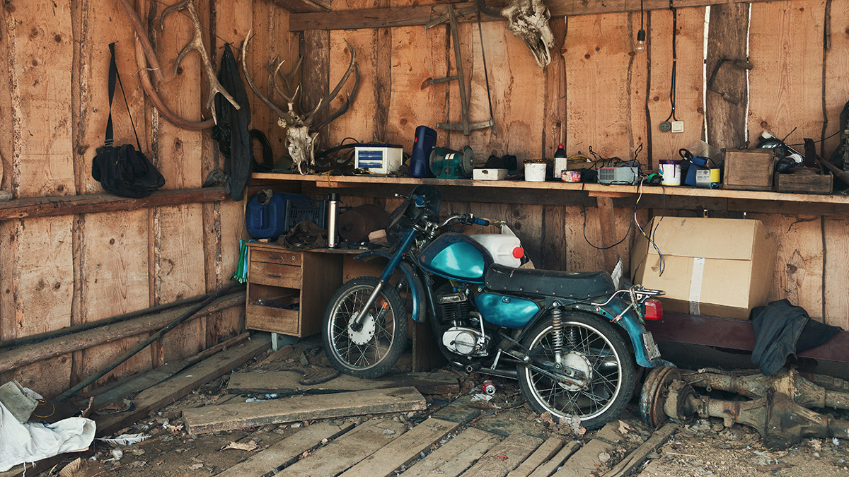 Moto abandonada en garaje