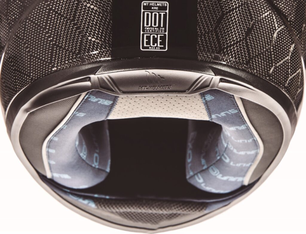 ¿Cuándo hay que cambiar el casco de moto? 10 mt carbon trasera